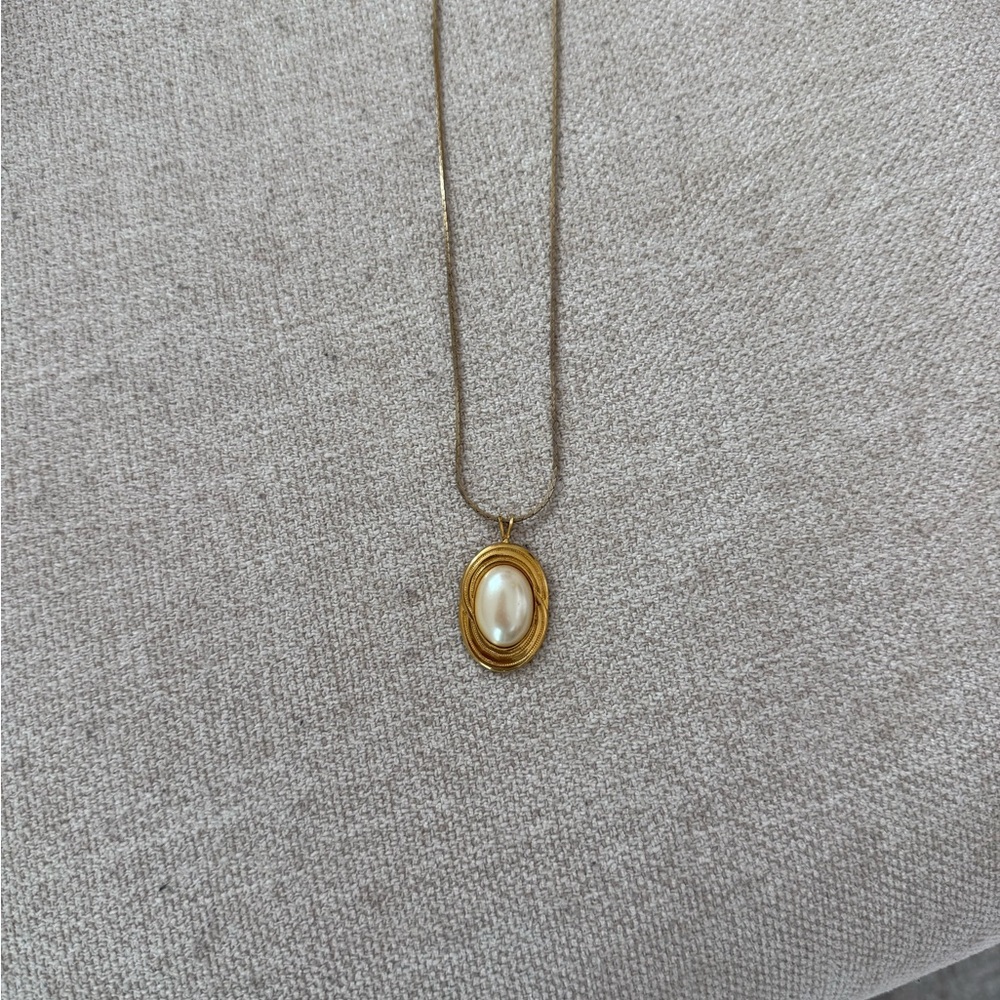 Elegant Gold Pendant Necklace